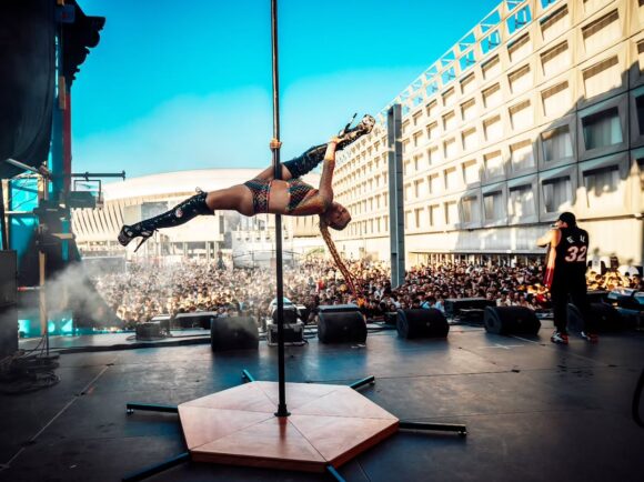 Festivaluri, stripclub și predat: cum supraviețuiești ca dansatoare la bară în România