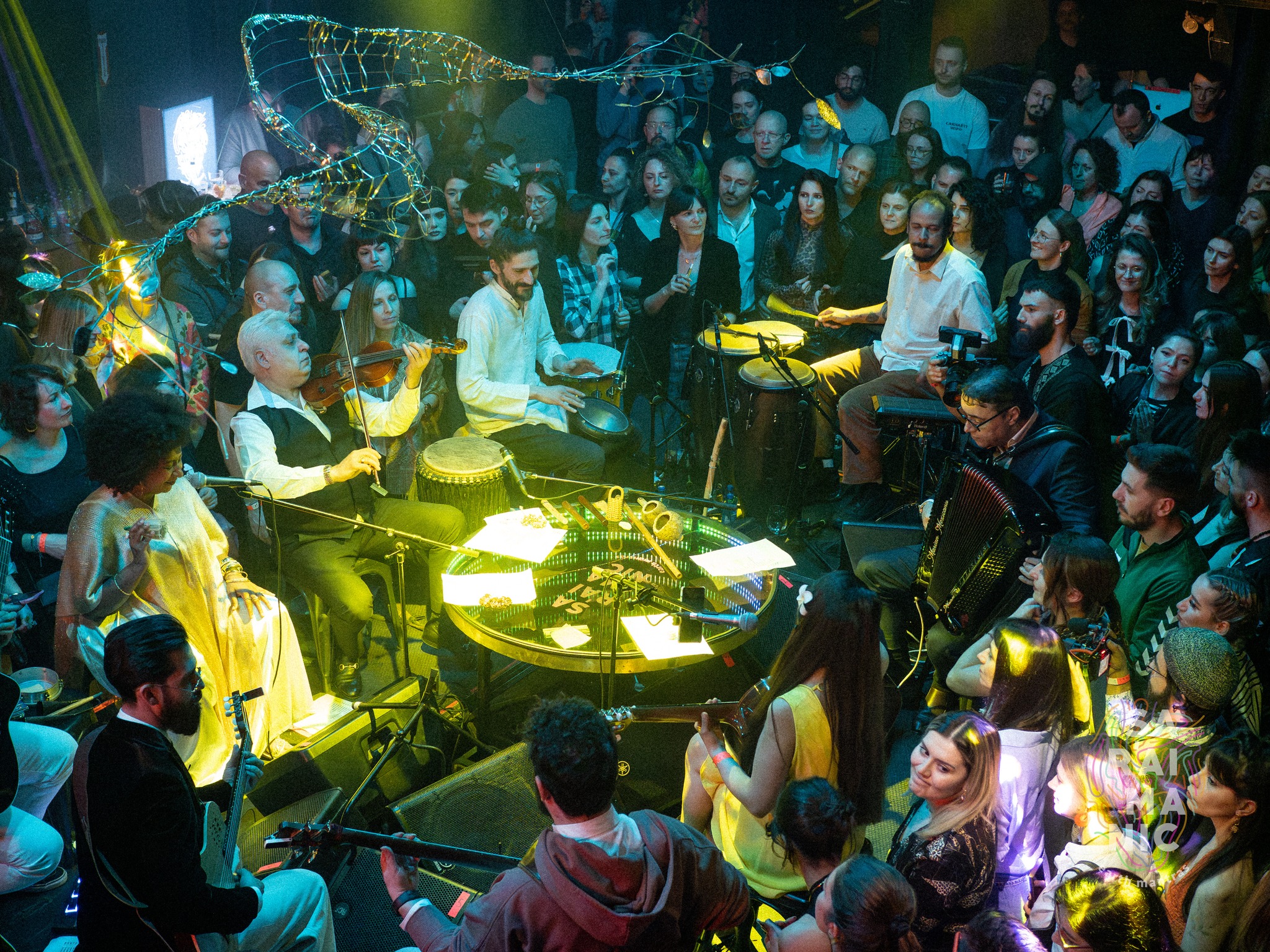 MÂINILE SUS LARISA PERDE ȘTIU CINE EȘTI DOAMNE AJUTĂ