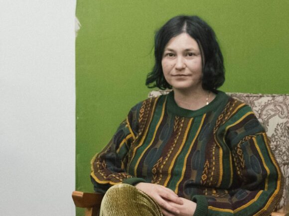 „M-am trezit cu patru casete VHS în brațe” - Interviu Andra MacMasters