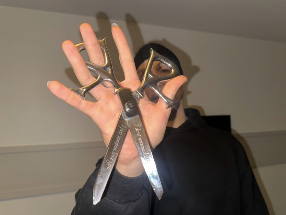 Dă-i unui om o foarfecă și … așteaptă