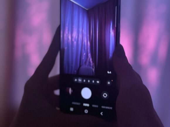 Parola în metrou, clipul de la concert, două secunde în care îți dai seama cât de mult contează, de fapt, un telefon