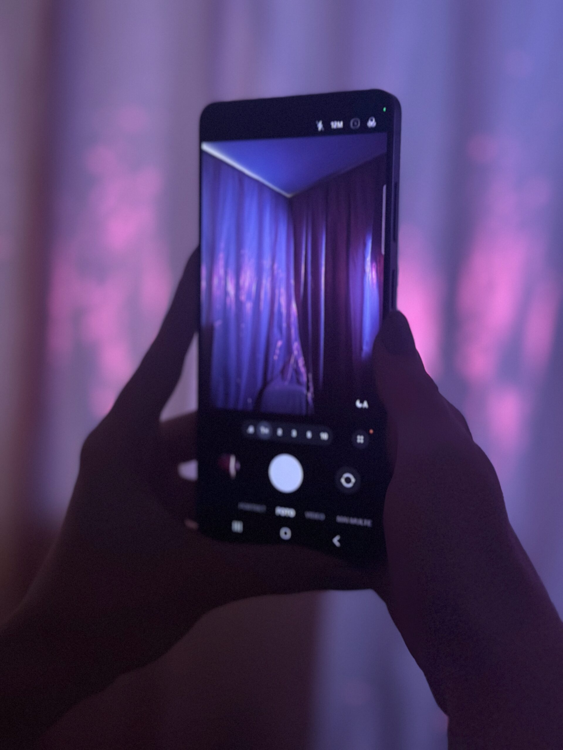 Parola în metrou, clipul de la concert, două secunde în care îți dai seama cât de mult contează, de fapt, un telefon