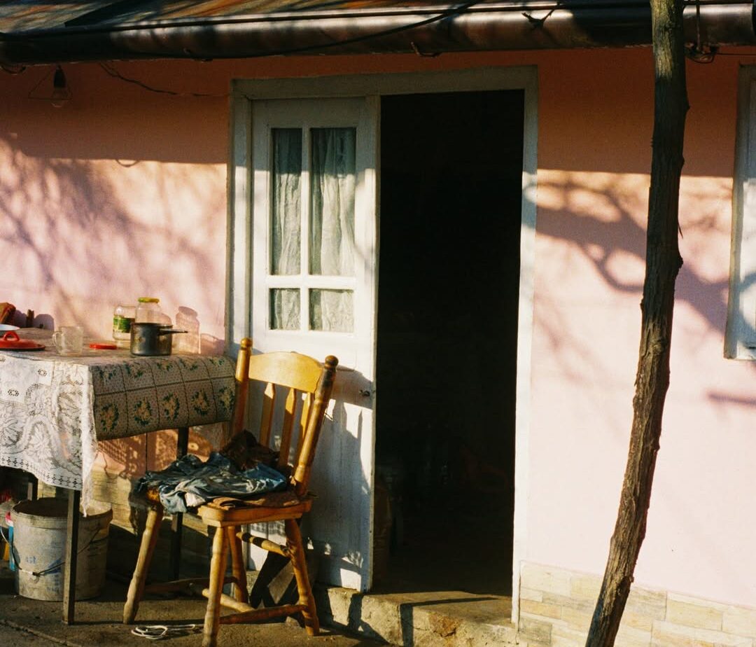 Nu știm să citim casele din care venim