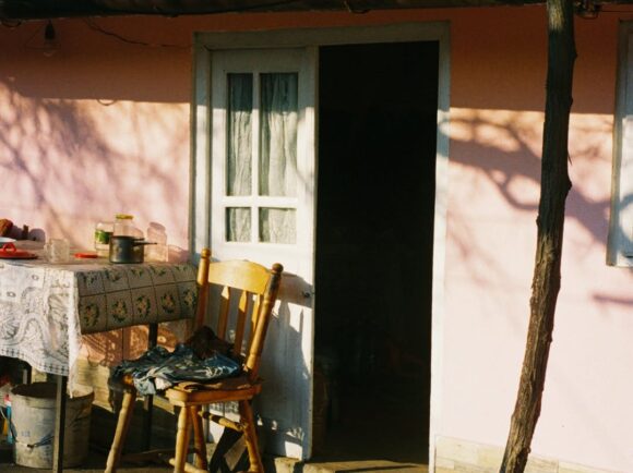 Nu știm să citim casele din care venim