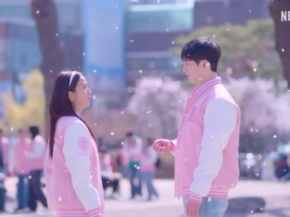 Boyfriend on Demand:  o farfurie de clișeu,  pe pat de clișeu,  cu garnitură de clișeu