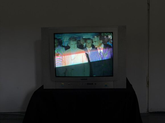 Micul nu comentează geopolitică, el doar sfârâie – Expoziția GRILL.02 GLITCH. GLORY.