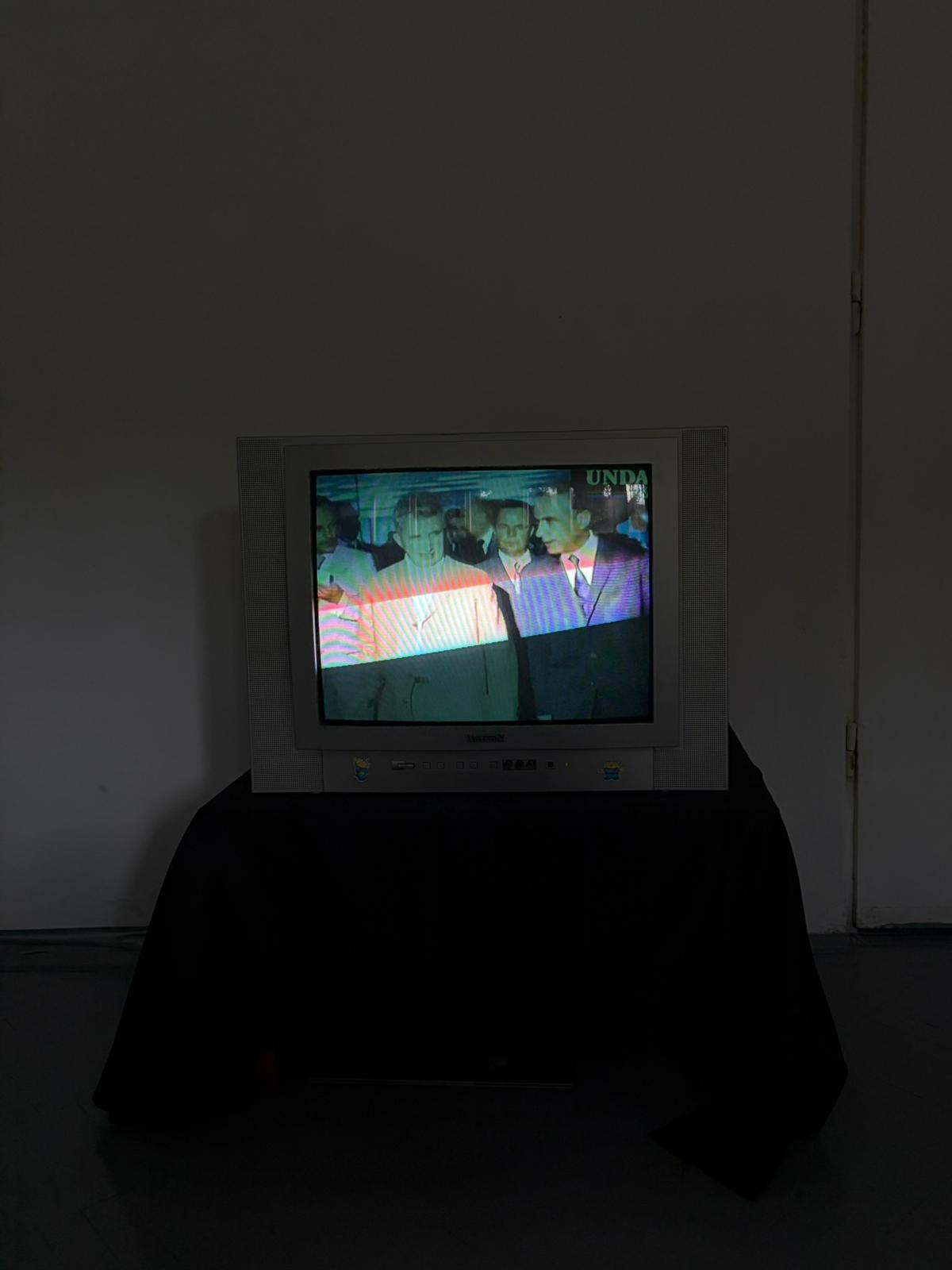 Micul nu comentează geopolitică, el doar sfârâie – Expoziția GRILL.02 GLITCH. GLORY.