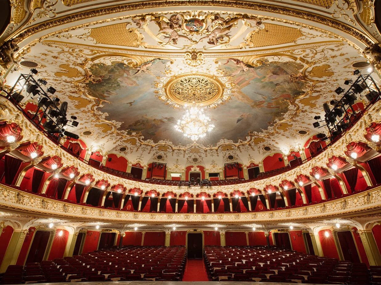 Înainte să se joace specatcolul, spațiul deja te joacă - 5 teatre cu personalitate