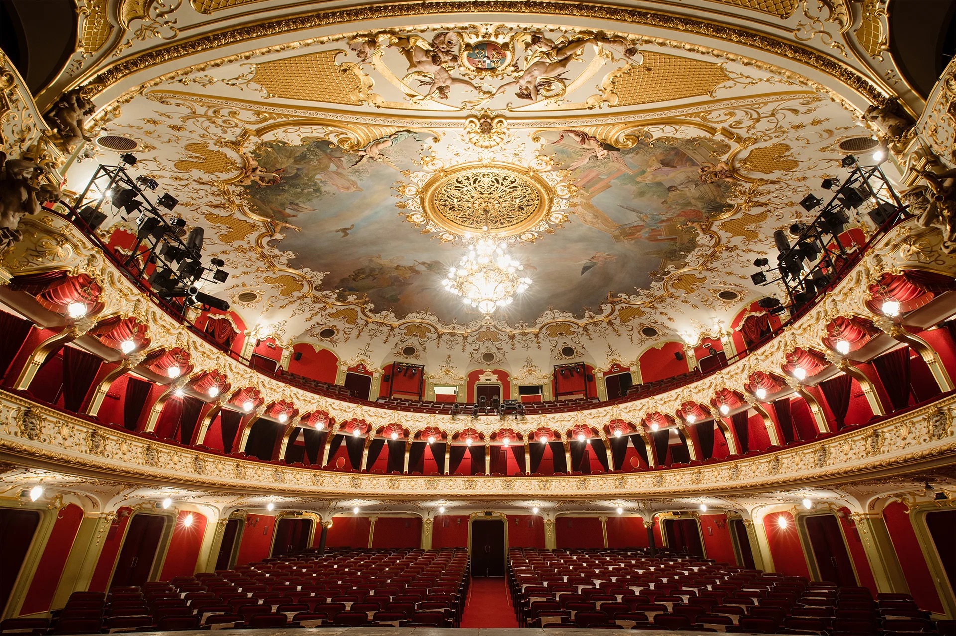 Înainte să se joace specatcolul, spațiul deja te joacă – 5 teatre cu personalitate